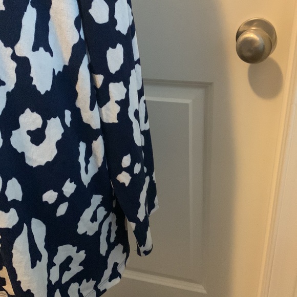 NWOT. Woman’s long sleeve v neck top. - Picture 4 of 8